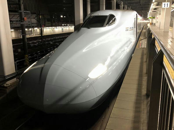 博多駅に停車中のつばめ321号