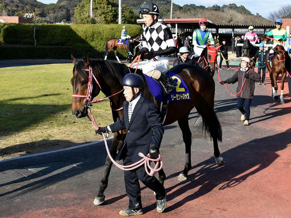 (2)リーゼントロック号（牡8・JRA）と松岡正海騎手（JRA）