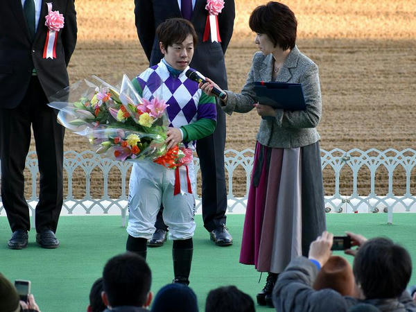 表彰式でインタビューを受ける山本聡哉騎手