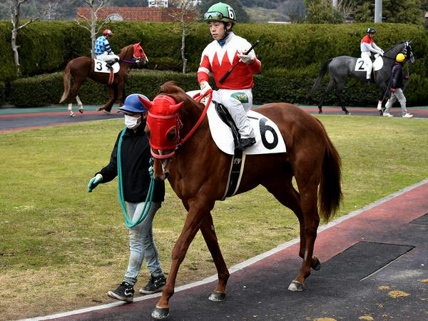 第3レースの山本聡哉騎手（騎手服）