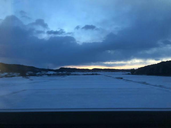 雪景色の中を走る