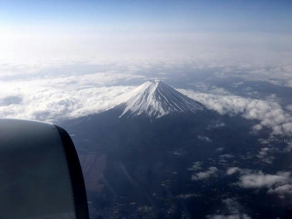 富士山上空を飛行