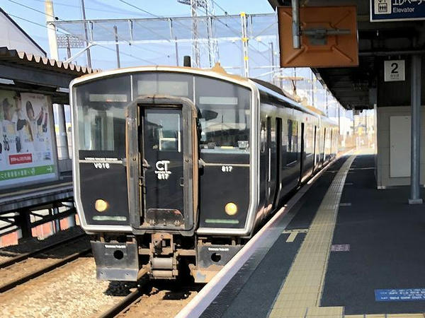 筑後船小屋駅に停車中の八代行き区間快速列車