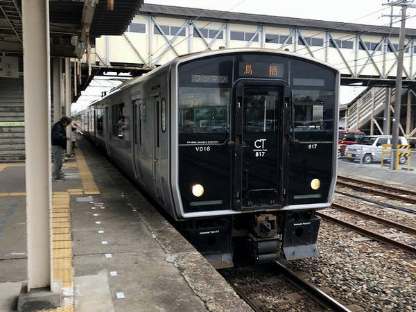 荒尾駅に入ってきた鳥栖行き普通列車