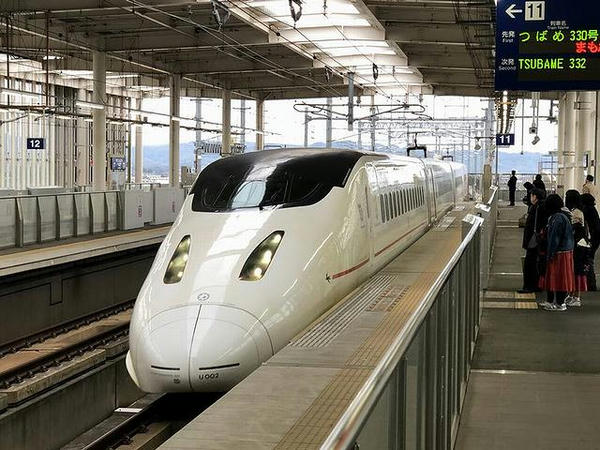 筑後船小屋駅に入線するつばめ330号