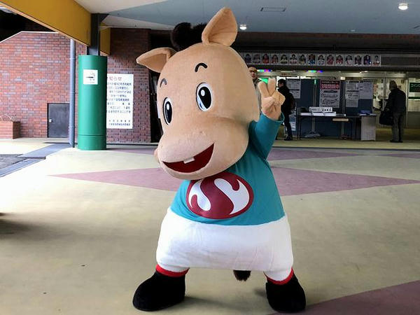 佐賀競馬場入口とマスコット