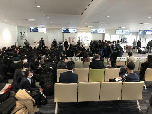 修学旅行の学生でいっぱいの搭乗口