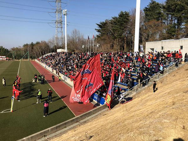 いわきFCの選手たちと勝利喜ぶサポーター