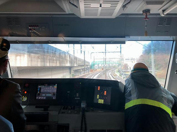 東北本線、東北貨物線を跨ぐ