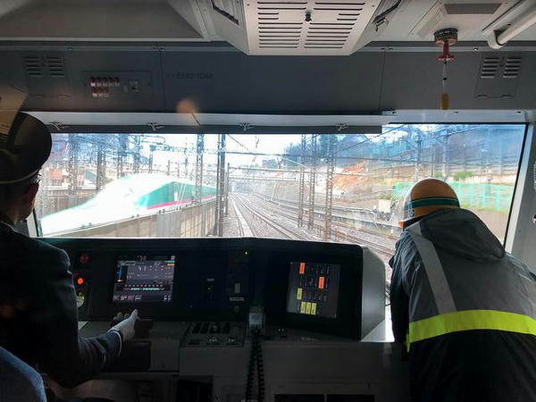 東北新幹線とすれ違う