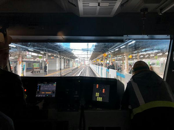 上野駅4番線ホームに入線