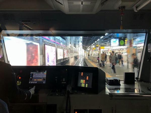 東北新幹線が隣に通る神田駅