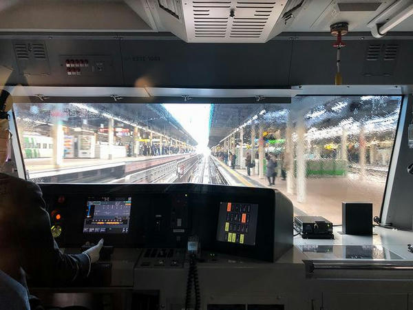 東京駅6番線ホームに入線