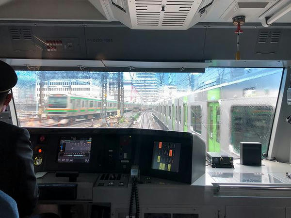 山手線外回り列車と併走