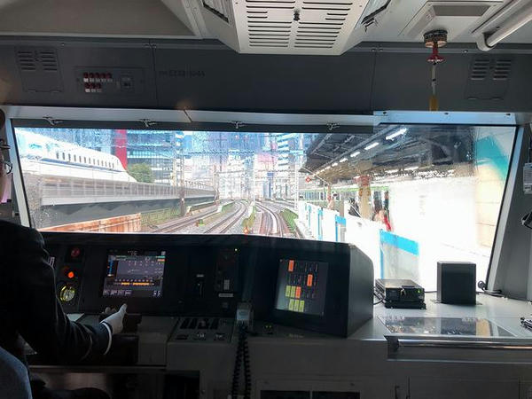 有楽町駅にて新幹線と