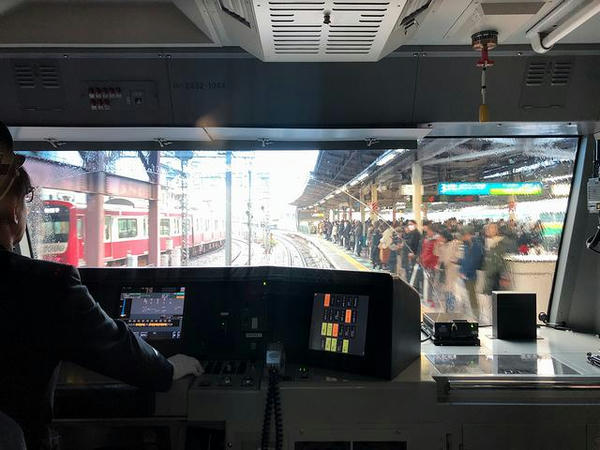 横浜駅3番線ホームに入線