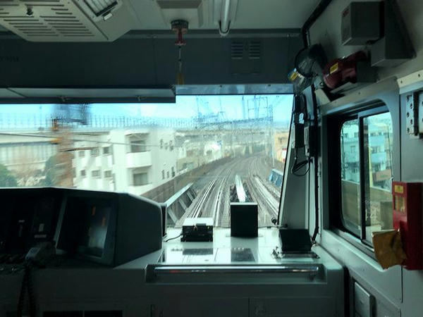 トンネルを出て根岸線で一番海に近い区間に