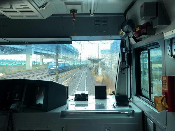 根岸駅進入と貨物列車