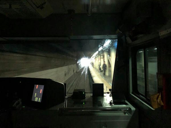 半分がトンネル半分が切り通しの中にある港南台駅