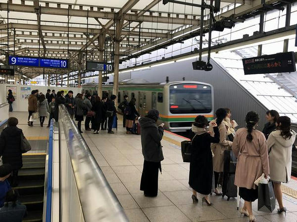 横浜駅に入線する湘南新宿ライン宇都宮行き快速列車