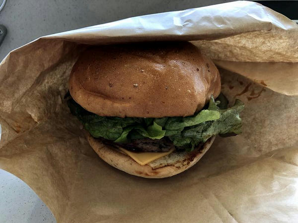 チーズバーガー（店舗名不明） 650円