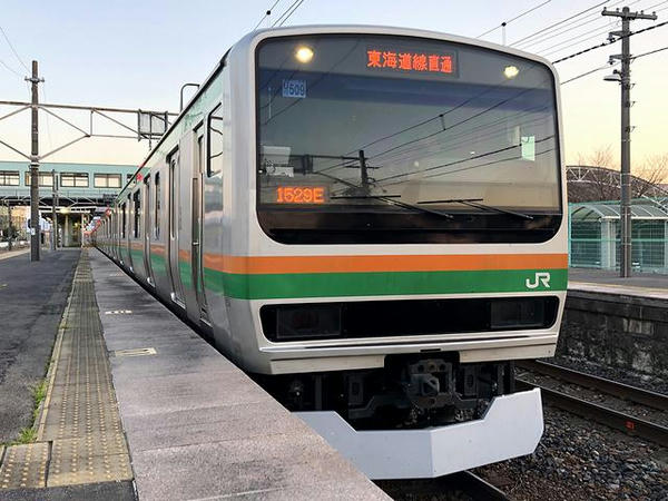 氏家駅に停車中の熱海行き普通列車