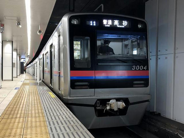 京成上野駅に停車中の京成高砂行き普通列車