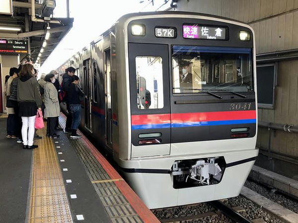 京成高砂駅に停車中の京成佐倉行き快速列車