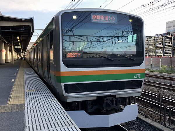 宇都宮駅に停車中の湘南新宿ライン逗子行き普通列車