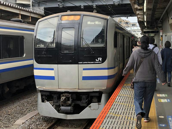 逗子駅に停車中の横須賀線久里浜行き普通列車