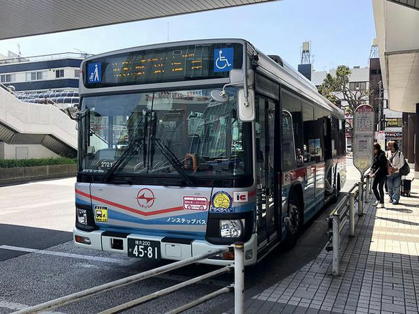 京急久里浜駅で出発を待つ野比海岸行き京急バス
