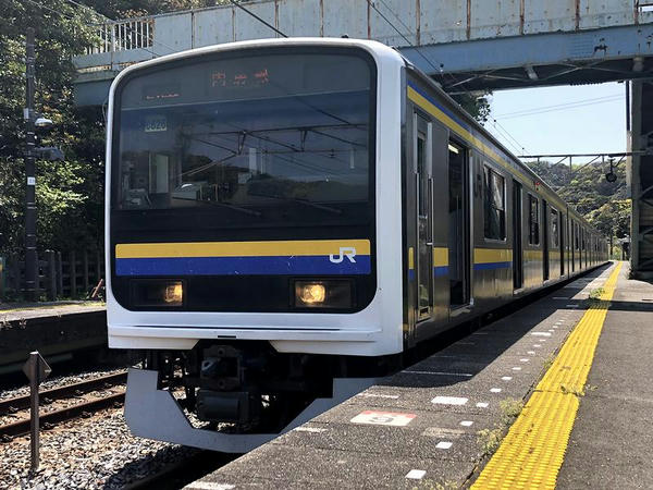 竹岡駅に停車中の内房線木更津行き普通列車