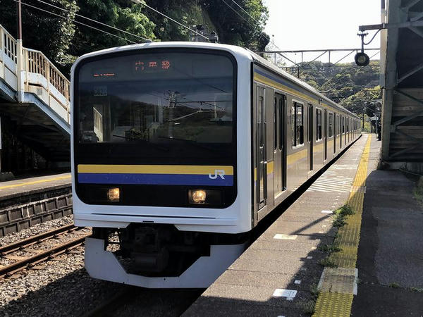 竹岡駅に入ってくる内房線木更津行き普通列車