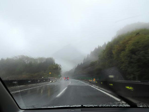 雨の上信越自動車道を行く