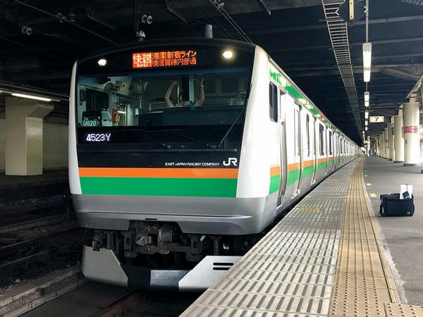宇都宮駅に停車中の湘南新宿ライン快速列車