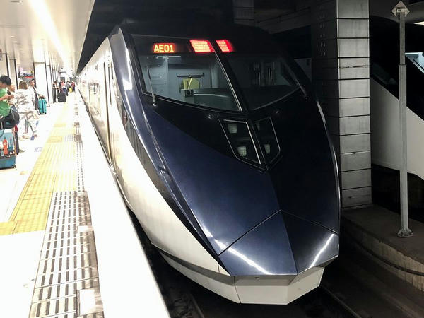 京成上野駅に停車中のスカイライナー19号