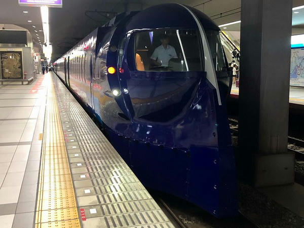 関西空港駅に停車中のラピートβ50号