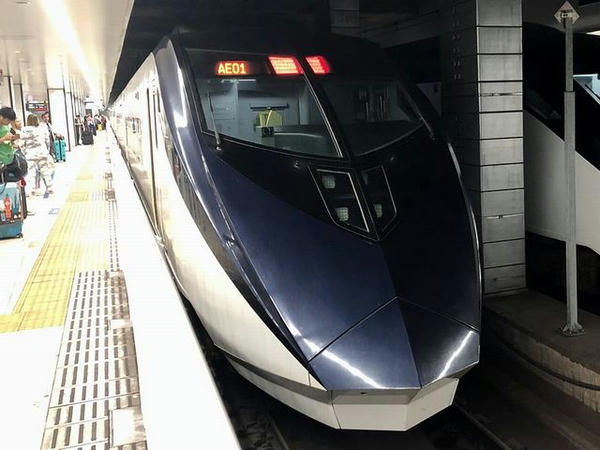 京成上野駅に停車中の京成電鉄スカイライナー
