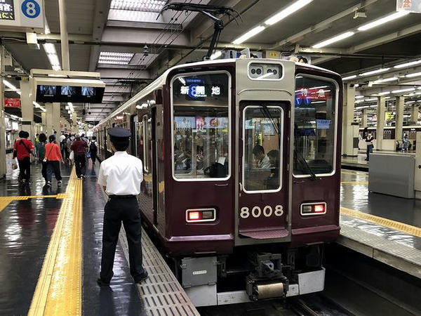 梅田駅に停車中の阪急神戸本線特急列車