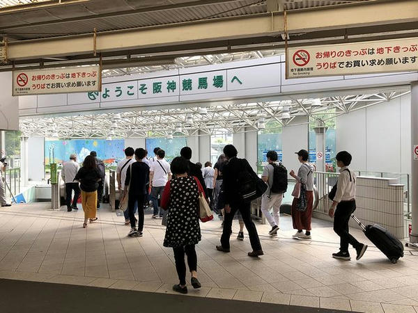 仁川駅の改札口付近