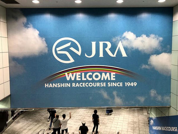 地下通路入り口に掲げられた看板