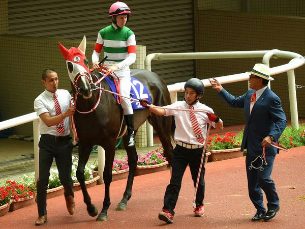 3番人気(12)リスグラシュー号（牝5歳）とD・レーン騎手、矢作調教師