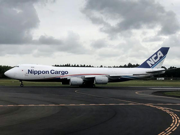 滑走路手前で見た日本貨物航空機