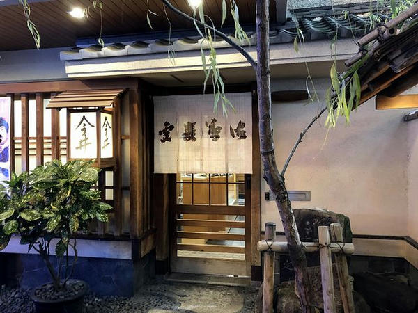 混雑する道頓堀筋にあったお店の入り口