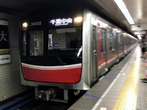なんば駅に入ってきた大阪メトロ御堂筋線普通列車