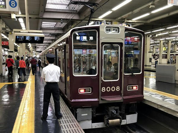 梅田駅に停車中の阪急神戸本線特急列車