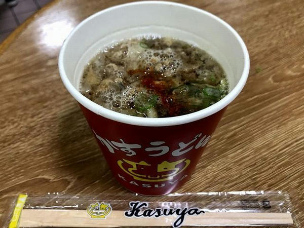 競馬場内でいただいたかすうどん