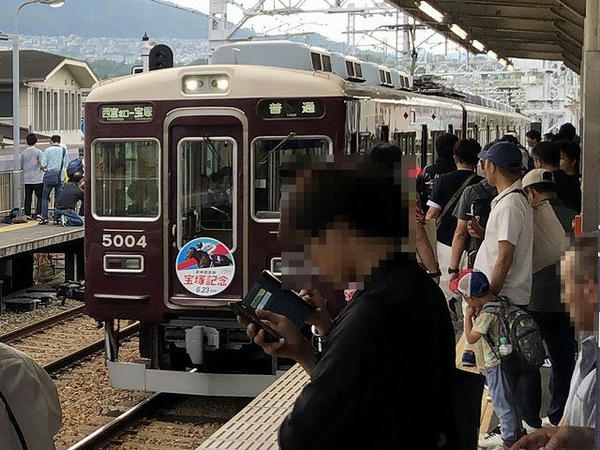 仁川駅に入ってきた阪急今津線普通列車