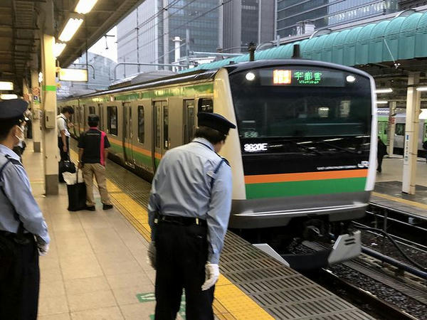 東京駅に入ってきた上野東京ライン快速ラビット号