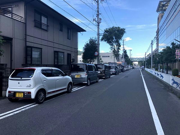 駐車場開場待ちの列